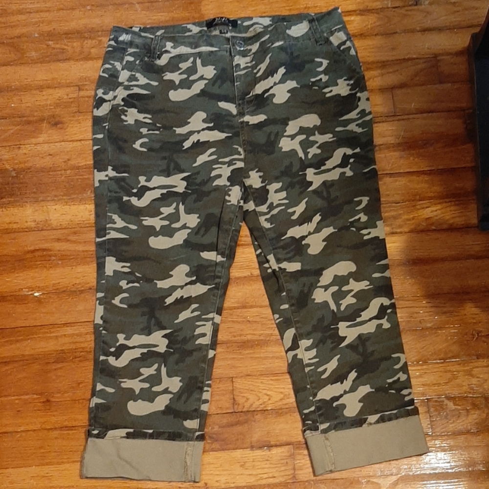 H &H Harmony & Havoc camo capris  Sz 14